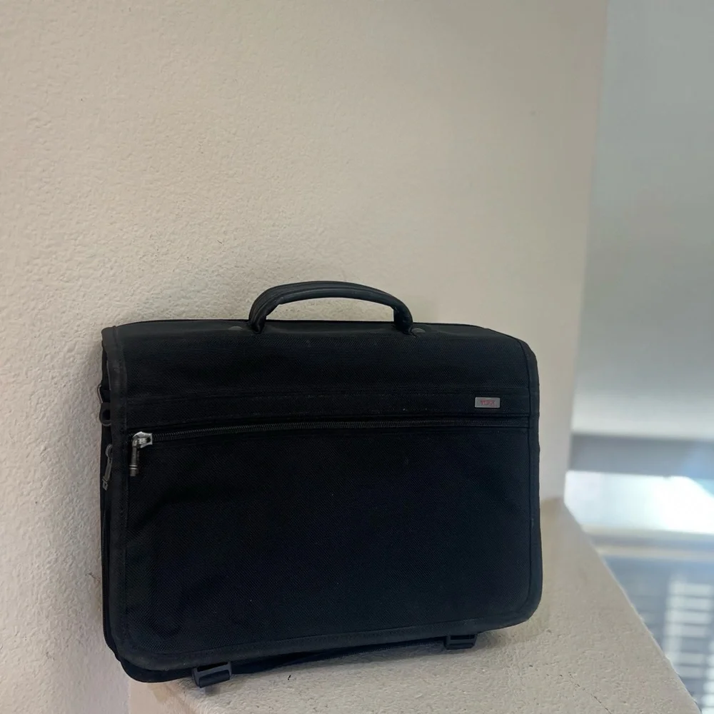 Tumi Black‎ 16”x12”x6” Expandable Laptop/Briefcase Shoulder/Crossbody Bag